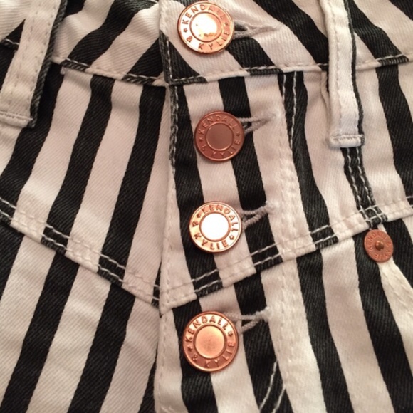 Kendall & Kylie Jean shorts 0 - Picture 5 of 5